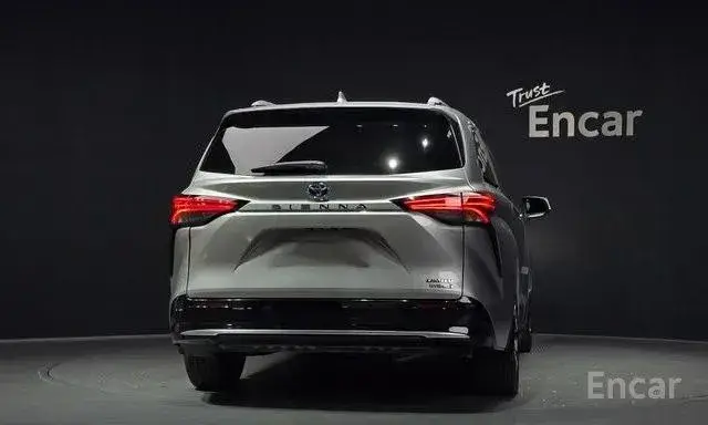 TOYOTA SIENNA HYBRID 2023