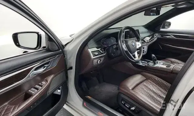 BMW 740I DESIGN PURE EXCELLENCE 2022