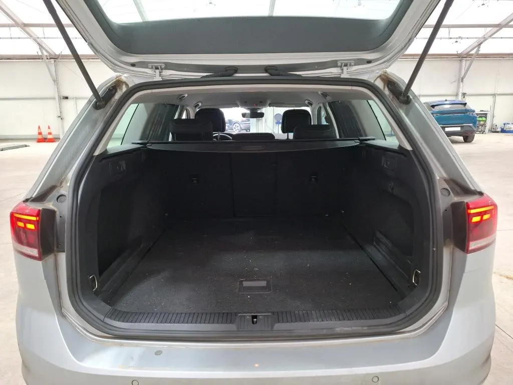 VOLKSWAGEN PASSAT SW 2023