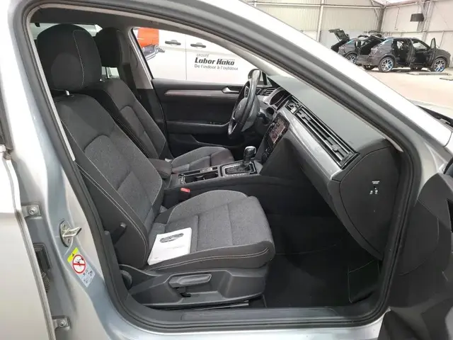 VOLKSWAGEN PASSAT SW 2023