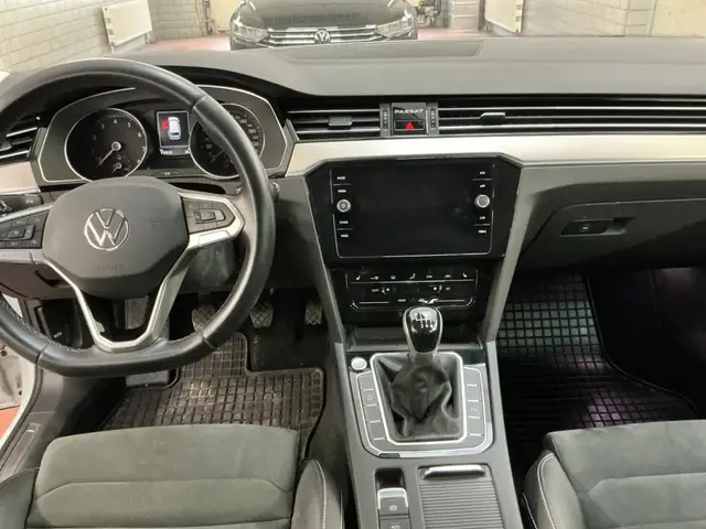 VOLKSWAGEN PASSAT ELEGANCE 2022