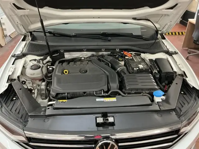 VOLKSWAGEN PASSAT ELEGANCE 2022