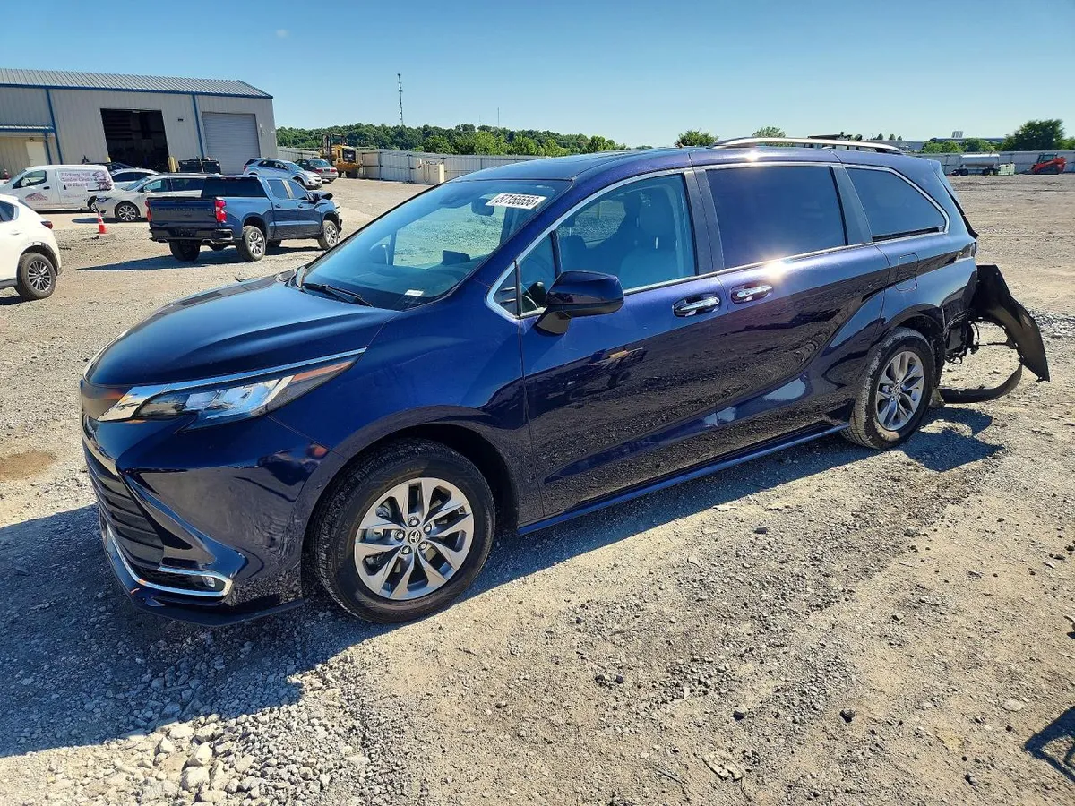 TOYOTA SIENNA XLE 2023