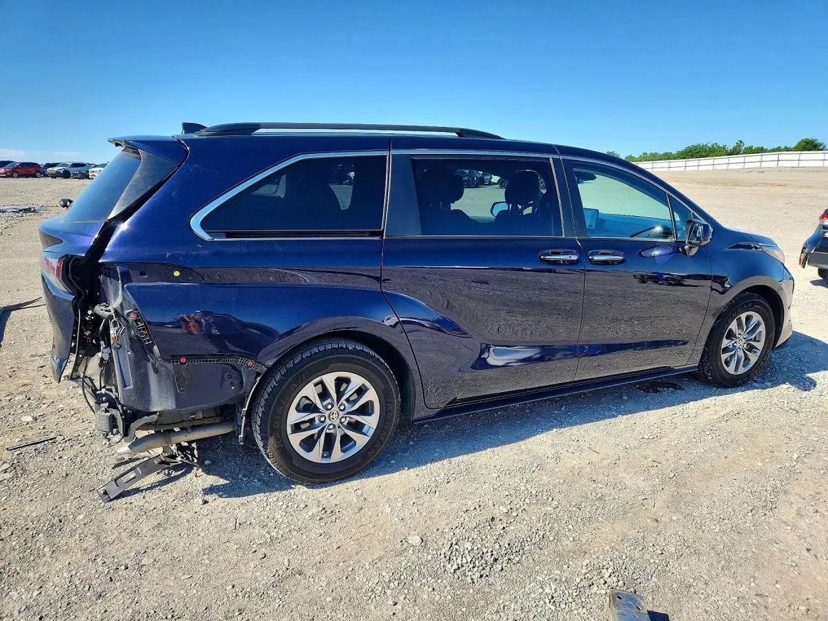 TOYOTA SIENNA XLE 2023