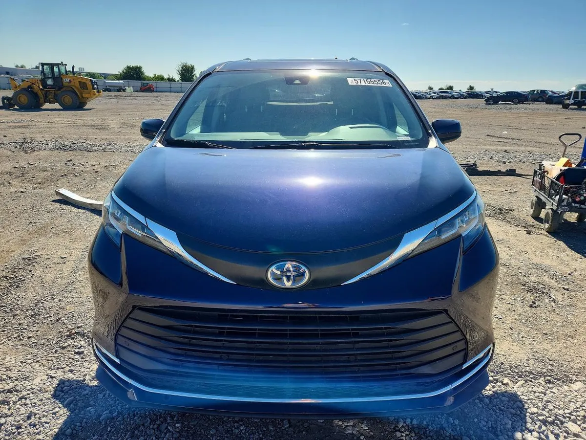 TOYOTA SIENNA XLE 2023