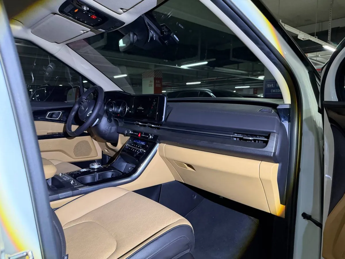 KIA CARNIVAL NOBLESSE 2023