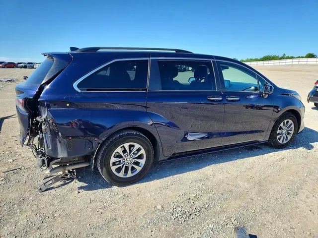 TOYOTA SIENNA XLE 2023