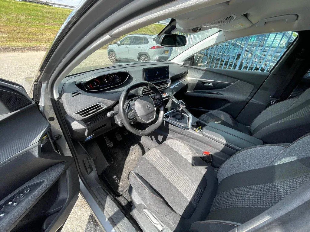 PEUGEOT 5008 2021