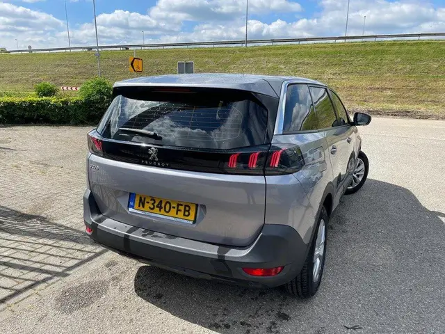 PEUGEOT 5008 2021
