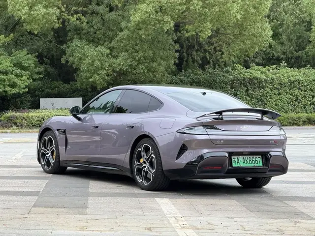 XIAOMI SU7 2024