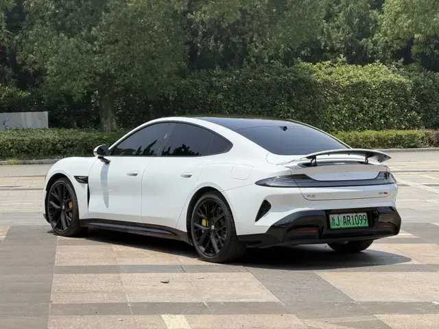 XIAOMI SU7 2024