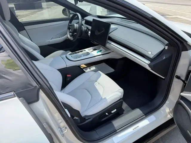 XIAOMI SU7 2024