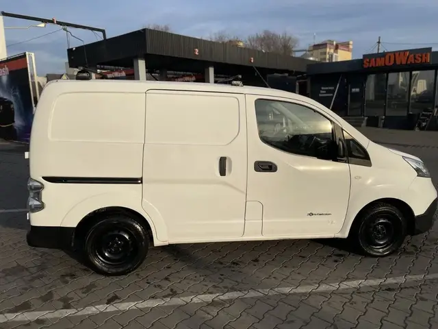 NISSAN E-NV200 2015