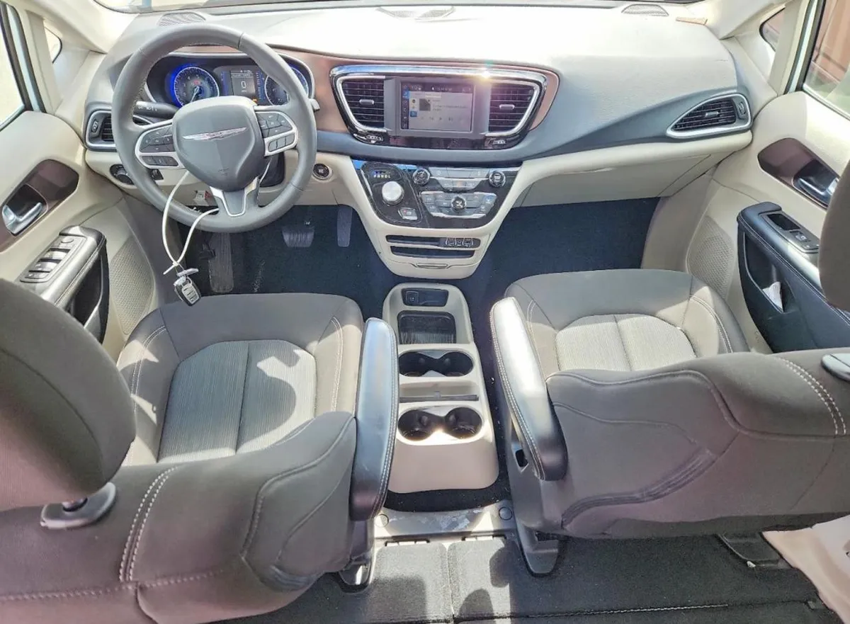 CHRYSLER VOYAGER LX 2023