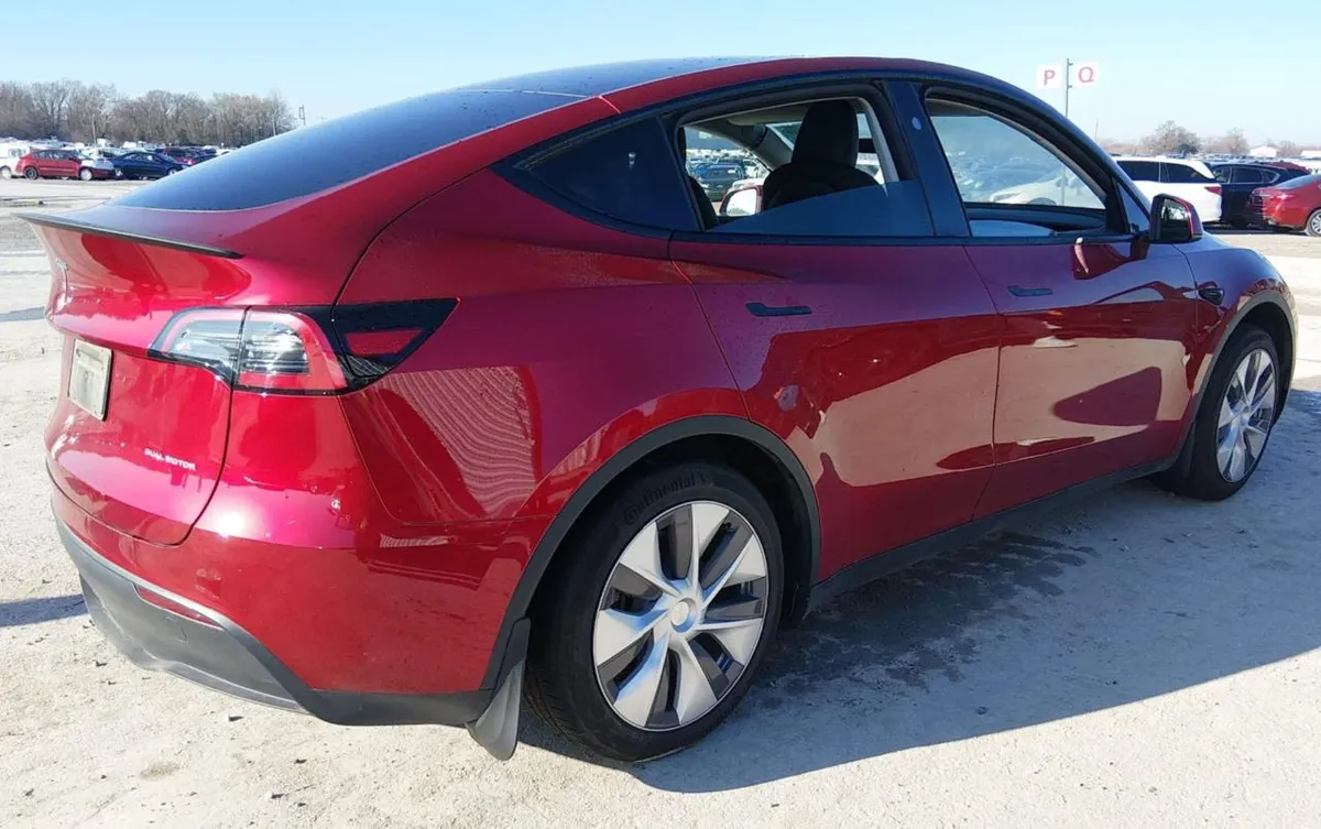 TESLA MODEL Y LONG RANGE 2024