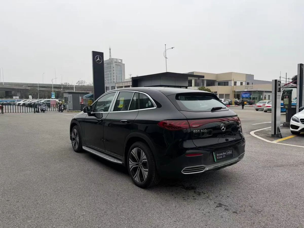 MERCEDES-BENZ EQE LUXURY 2025
