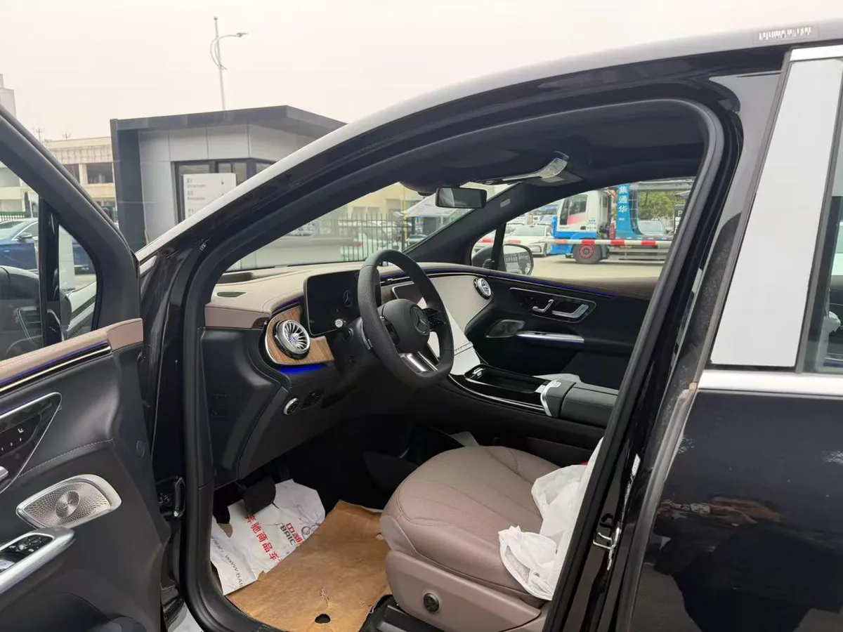 MERCEDES-BENZ EQE LUXURY 2025