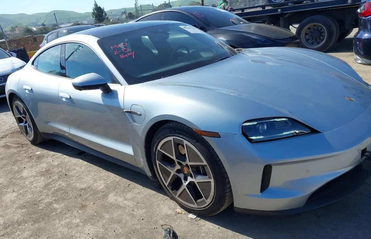 PORSCHE TAYCAN 2025