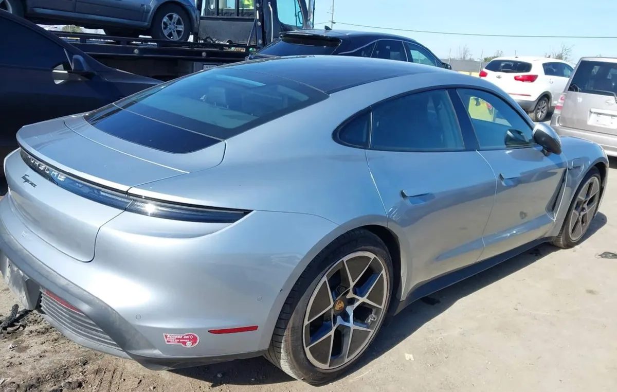 PORSCHE TAYCAN 2025
