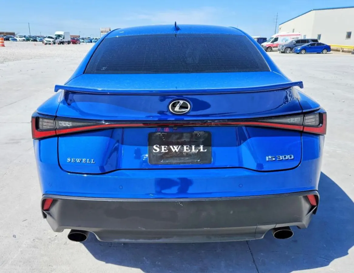 LEXUS IS BASE 2022