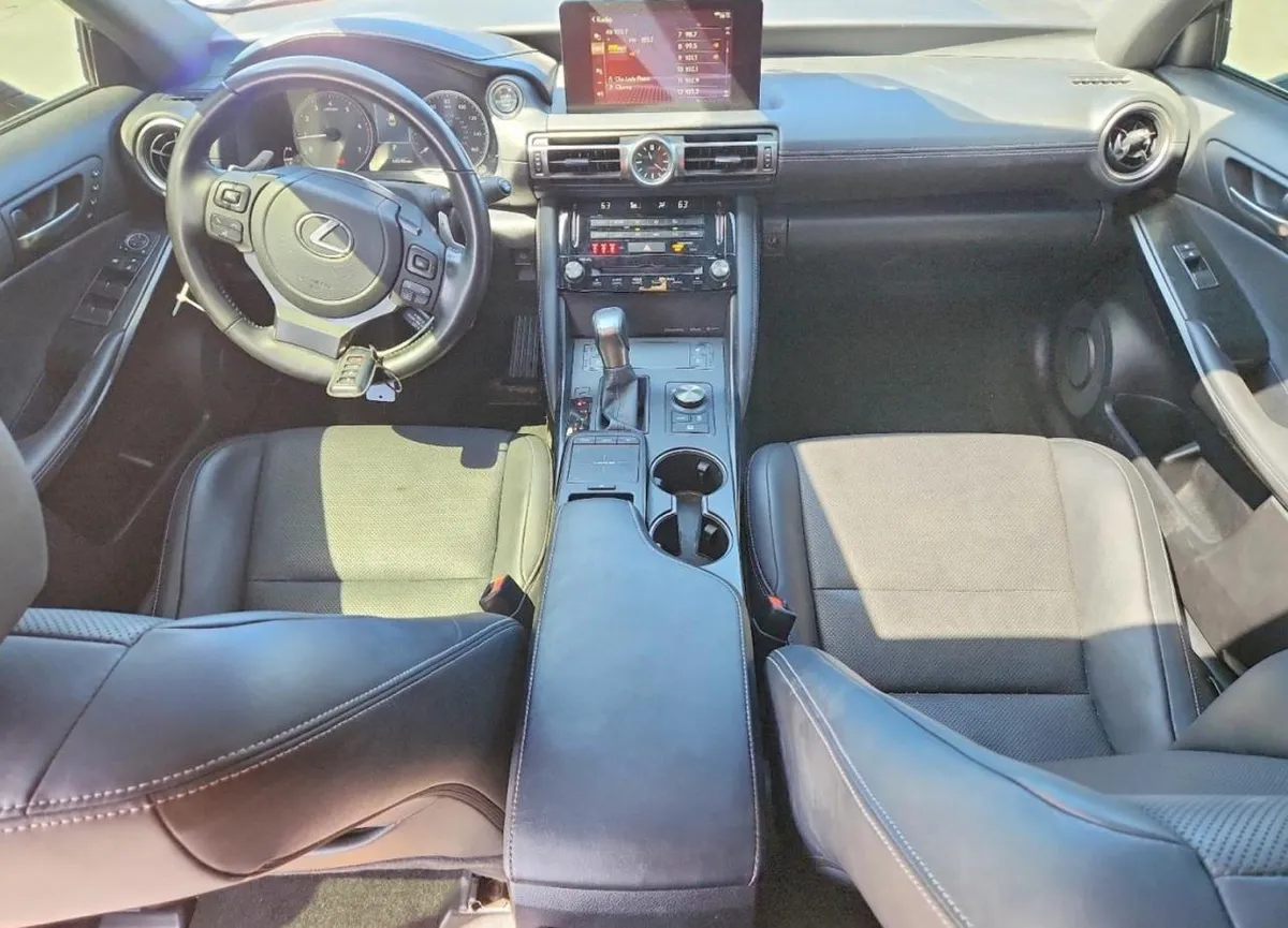 LEXUS IS BASE 2022