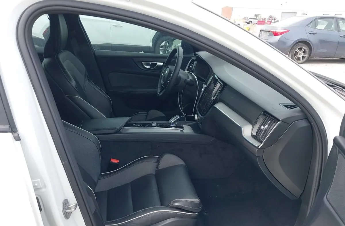 VOLVO S60 B5 PLUS BLACK EDITION 2024