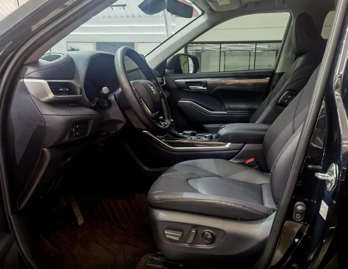 TOYOTA HIGHLANDER LUXURY 2025