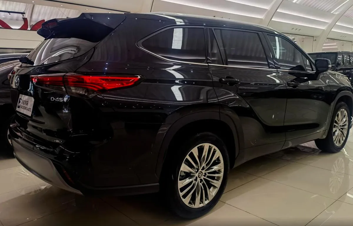 TOYOTA HIGHLANDER LUXURY 2025