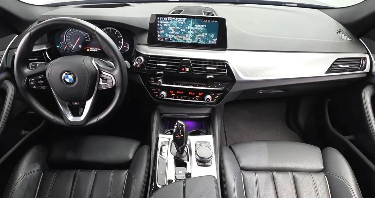 BMW 5 SERIES ПРОЕКЦИОННЫЙ ДИСПЛЕЙ (HUD) ЛЮК ДОВОДЧИКИ ДВЕРЕЙ КОНТУРНАЯ ПОДСВЕТКА СИДЕНЬЯ С ПАМЯТЬЮ И ПОДОГРЕВОМ Ц 2017