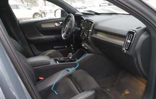 VOLVO XC40 T5 R-DESIGN 2021