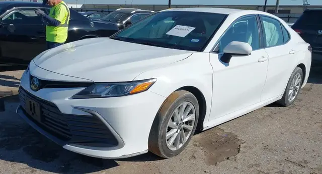 TOYOTA CAMRY LE 2023