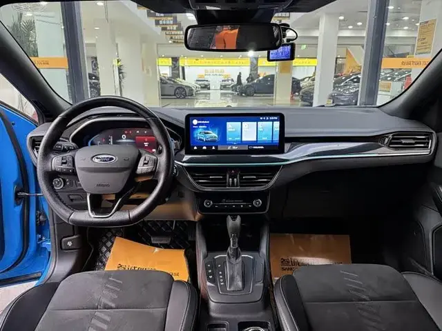 FORD FOCUS SEDAN ECOBOOST 180 2022