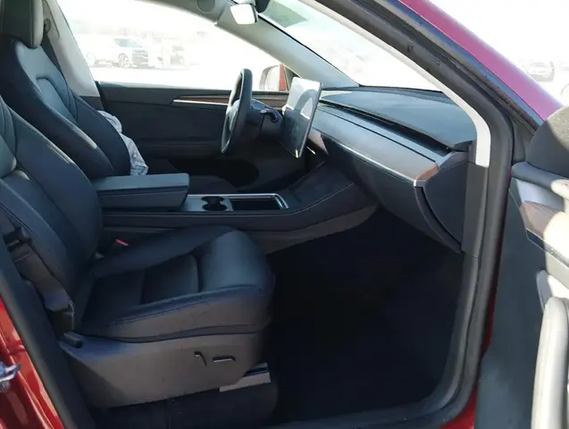 TESLA MODEL Y LONG RANGE 2024