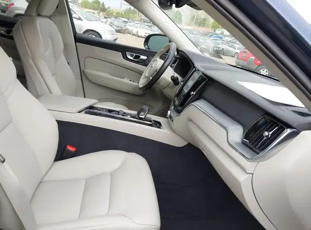 VOLVO XC60 B5 CORE DARK 2024