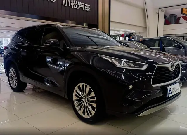 TOYOTA HIGHLANDER LUXURY 2025
