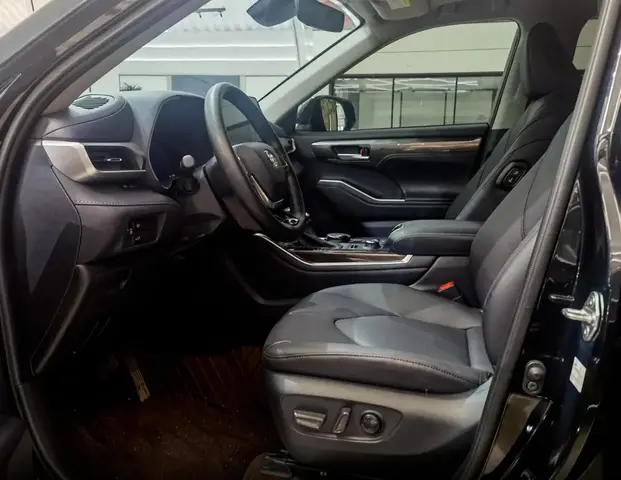 TOYOTA HIGHLANDER LUXURY 2025
