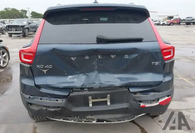 VOLVO XC40 T5 MOMENTUM 2021