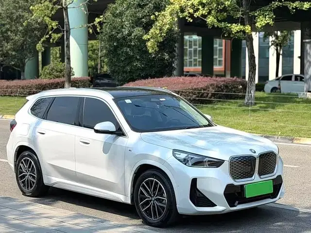 BMW IX1 2025