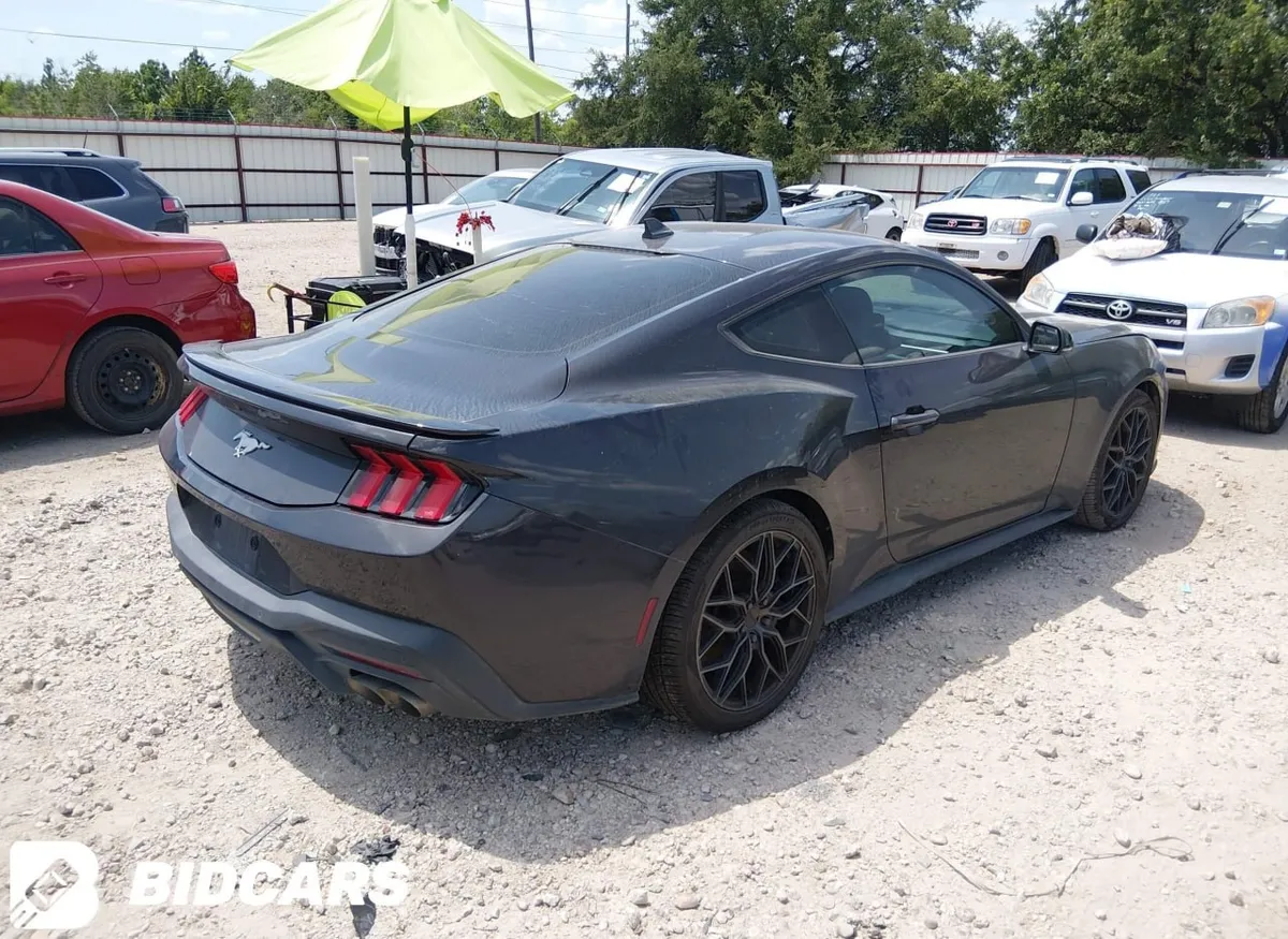 FORD MUSTANG 2024