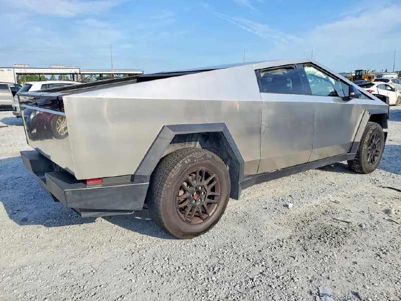 TESLA CYBERTRUCK 2024
