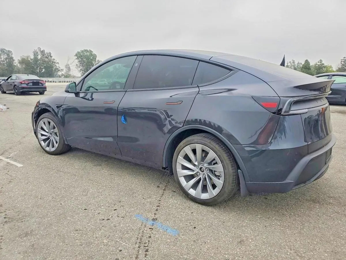 TESLA MODEL Y 2026