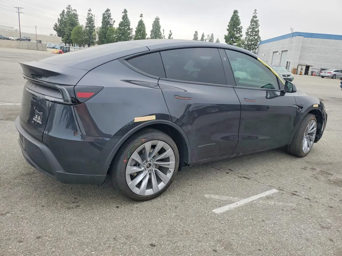 TESLA MODEL Y 2026