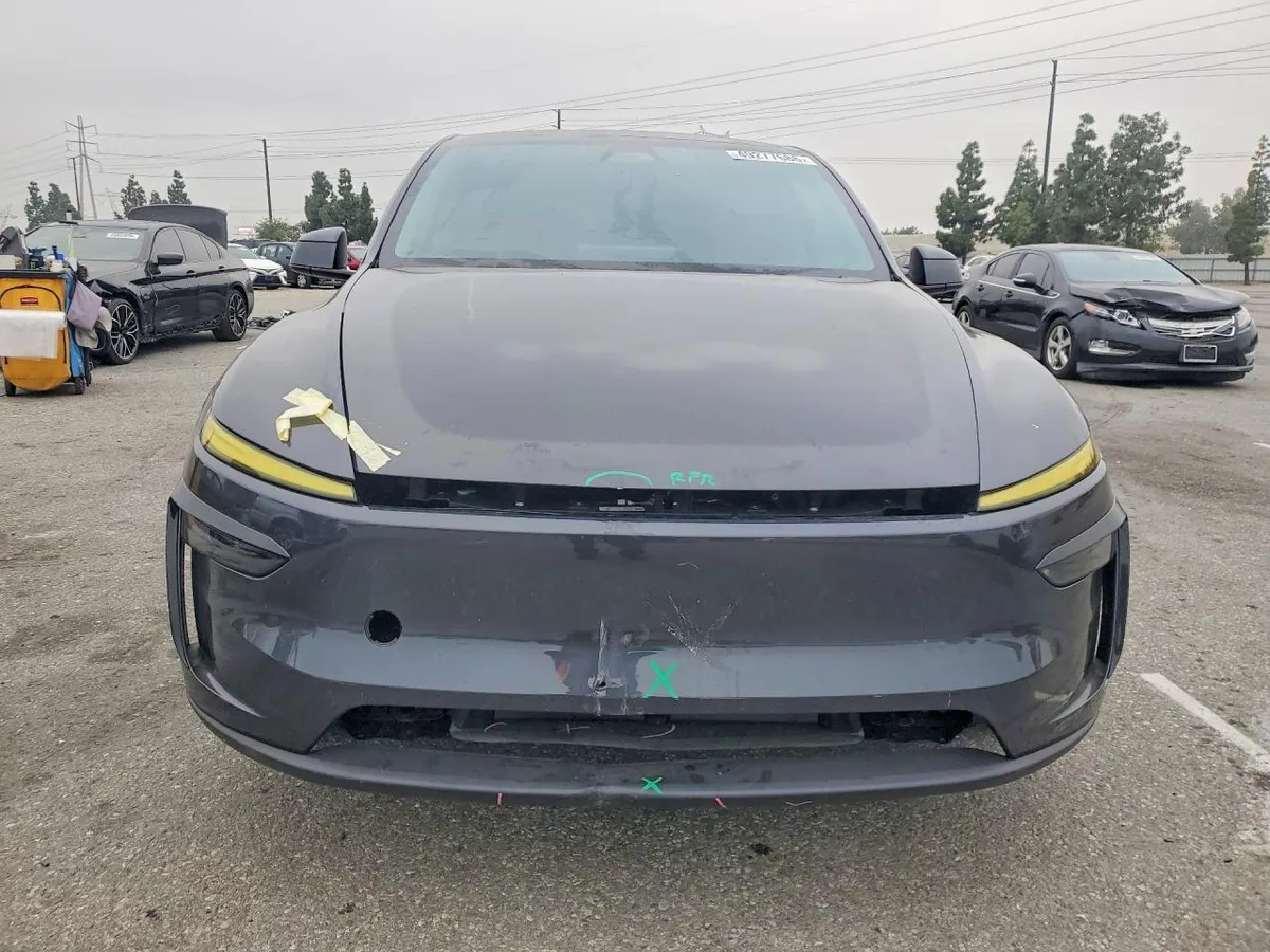 TESLA MODEL Y 2026