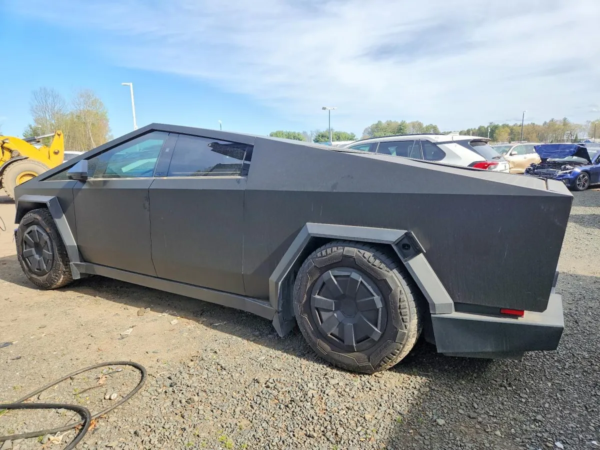 TESLA CYBERTRUCK 2024