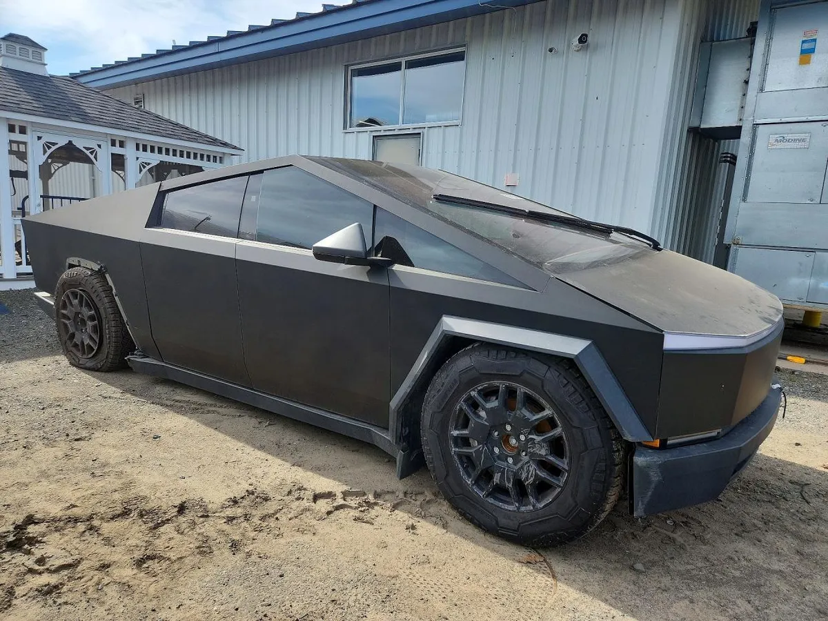 TESLA CYBERTRUCK 2024