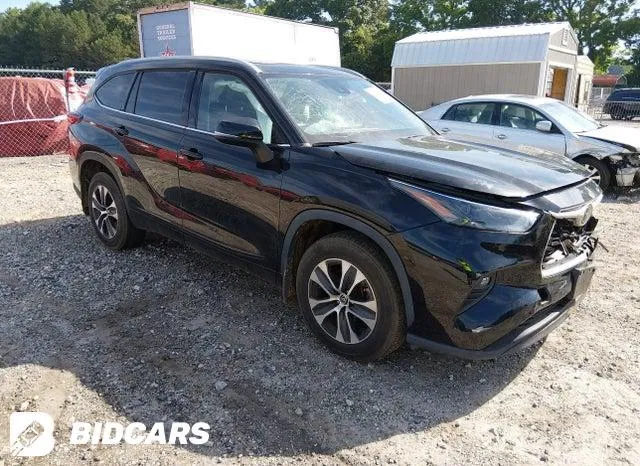 TOYOTA HIGHLANDER XLE 2022