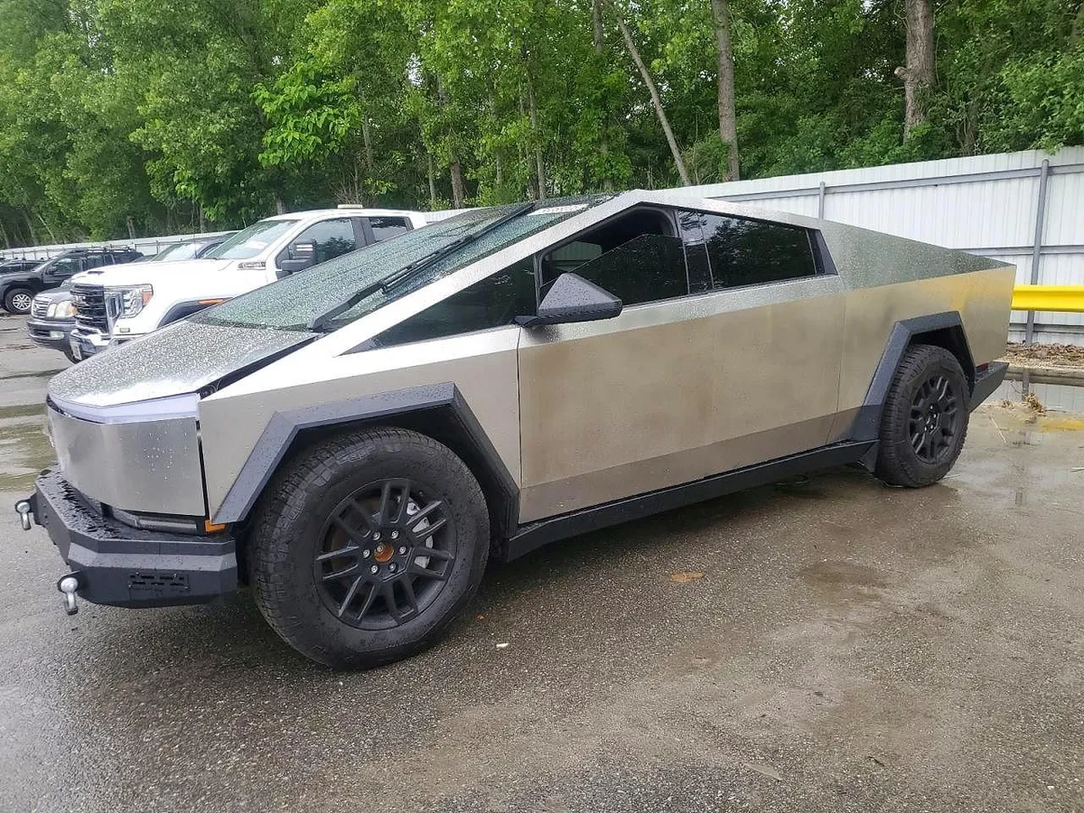 TESLA CYBERTRUCK 2024