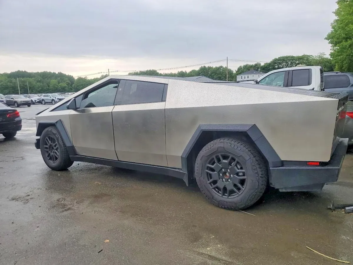 TESLA CYBERTRUCK 2024