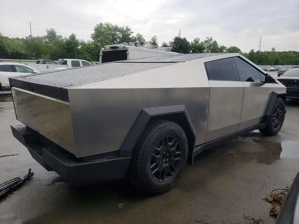 TESLA CYBERTRUCK 2024