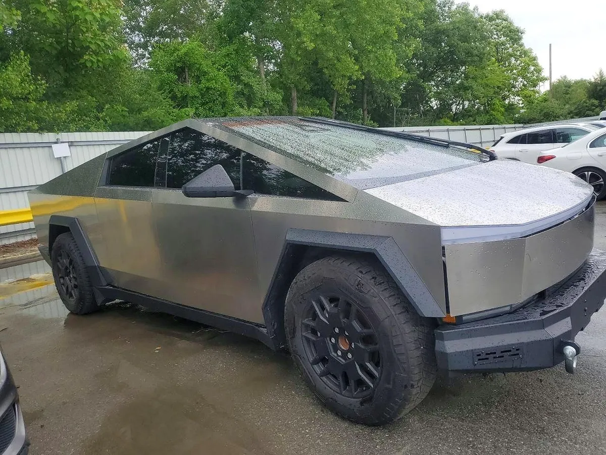 TESLA CYBERTRUCK 2024
